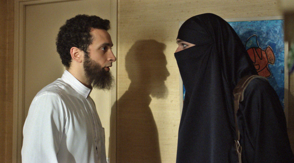 La recensione di Due sotto il burqa | Cineforum